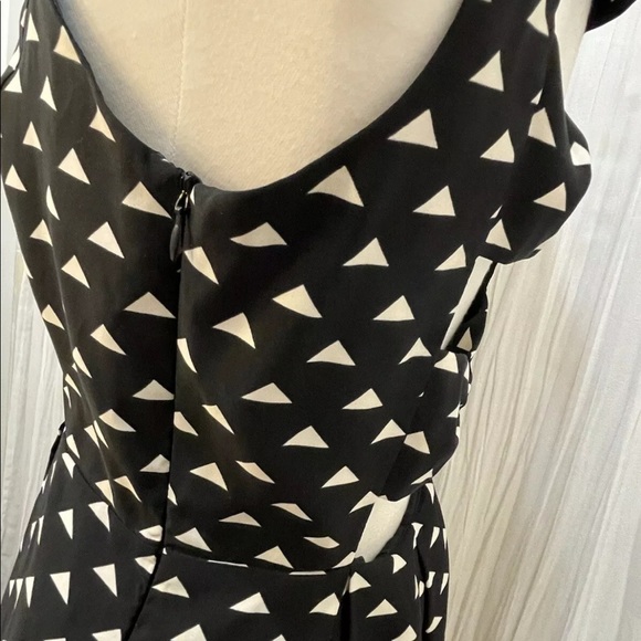Forever 21 Triangle print bow back cut-out dress- Small. Side zipper closure - Picture 6 of 7